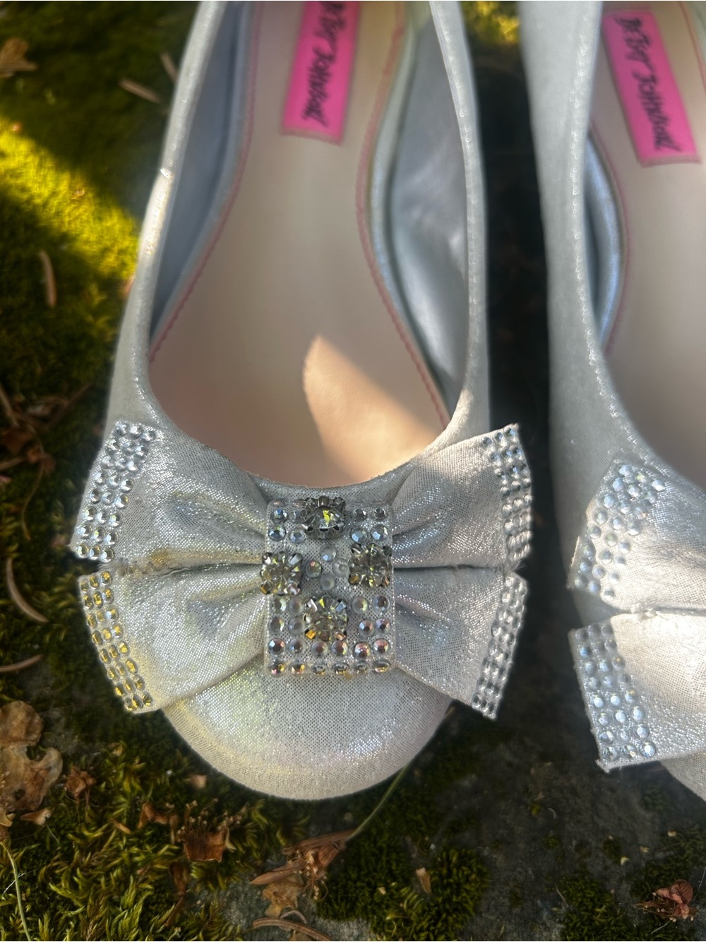 Betsey Johnson Silver Glitter Bow Flats with Crystal Accent - Size 5.5 - Picture 4 of 11